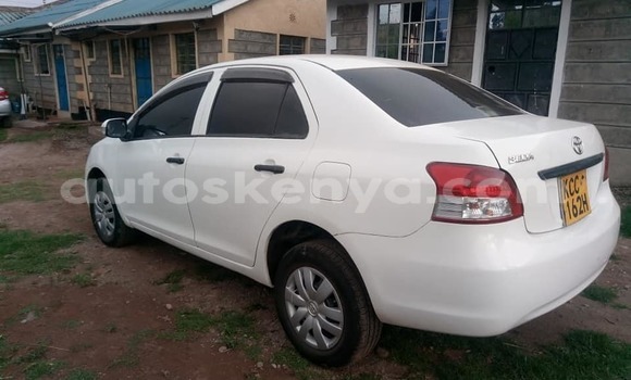 Oofamaa Toyota Belta White Makiinaa iti Nairobi keessatti Nairobi keessatti