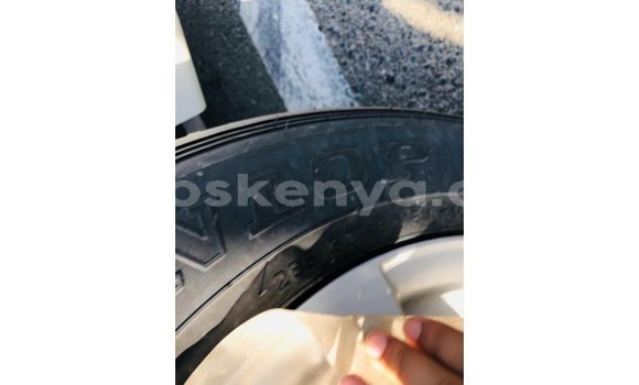 Imported Toyota Land Cruiser White Makiinaa iti Import - Dubai keessatti Central Kenya keessatti Imported Toyota Land Cruiser White Makiinaa iti Import - Dubai keessatti Central Kenya keessatti