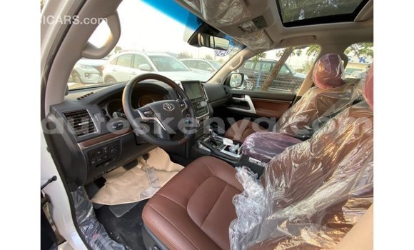 Imported Toyota Land Cruiser White Makiinaa iti Import - Dubai keessatti Central Kenya keessatti Imported Toyota Land Cruiser White Makiinaa iti Import - Dubai keessatti Central Kenya keessatti
