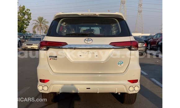 Nunua Imported Toyota Fortuner Nyeupe Gari ndani ya Import - Dubai nchini Kati Kenya Nunua Imported Toyota Fortuner Nyeupe Gari ndani ya Import - Dubai nchini Kati Kenya