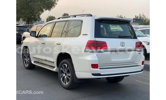 Imported Toyota Land Cruiser White Makiinaa iti Import - Dubai keessatti Central Kenya keessatti Imported Toyota Land Cruiser White Makiinaa iti Import - Dubai keessatti Central Kenya keessatti