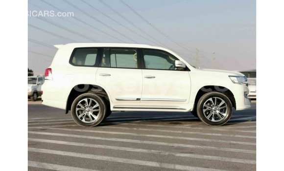 Nunua Imported Toyota Land Cruiser Nyeupe Gari ndani ya Import - Dubai nchini Kati Kenya Nunua Imported Toyota Land Cruiser Nyeupe Gari ndani ya Import - Dubai nchini Kati Kenya