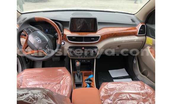 Imported Hyundai Tucson White Makiinaa iti Import - Dubai keessatti Central Kenya keessatti Imported Hyundai Tucson White Makiinaa iti Import - Dubai keessatti Central Kenya keessatti