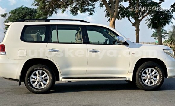 Buy Import Toyota Land Cruiser White Car in Import - Dubai in Central Kenya Buy Import Toyota Land Cruiser White Car in Import - Dubai in Central Kenya