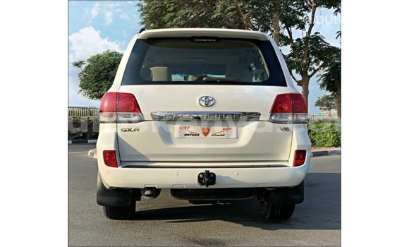 Buy Import Toyota Land Cruiser White Car in Import - Dubai in Central Kenya Buy Import Toyota Land Cruiser White Car in Import - Dubai in Central Kenya