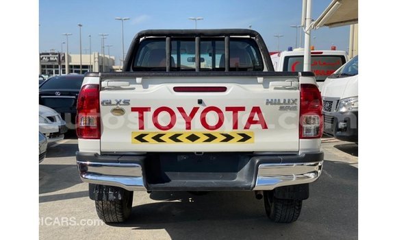Nunua Imported Toyota Hilux Nyeupe Gari ndani ya Import - Dubai nchini Kati Kenya Nunua Imported Toyota Hilux Nyeupe Gari ndani ya Import - Dubai nchini Kati Kenya