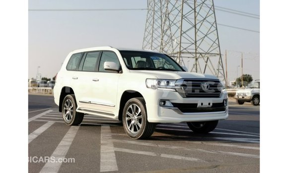 Nunua Imported Toyota Land Cruiser Nyeupe Gari ndani ya Import - Dubai nchini Kati Kenya Nunua Imported Toyota Land Cruiser Nyeupe Gari ndani ya Import - Dubai nchini Kati Kenya