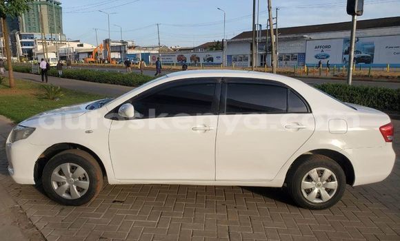 Oofamaa Toyota Axio White Makiinaa iti Nairobi keessatti Nairobi keessatti