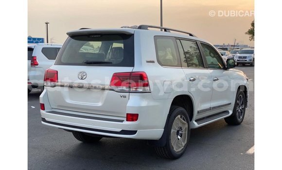 Nunua Imported Toyota Land Cruiser Nyeupe Gari ndani ya Import - Dubai nchini Kati Kenya Nunua Imported Toyota Land Cruiser Nyeupe Gari ndani ya Import - Dubai nchini Kati Kenya