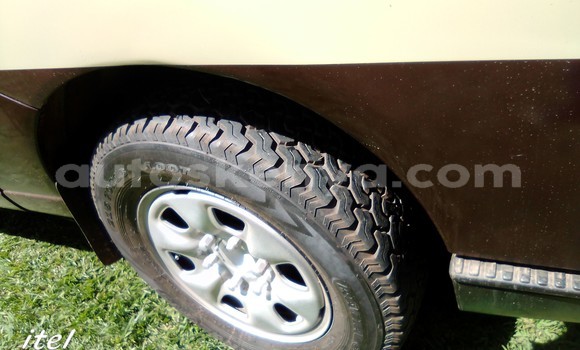 Oofamaa Nissan Caravan Brown Makiinaa iti Meru keessatti East Kenya keessatti Oofamaa Nissan Caravan Brown Makiinaa iti Meru keessatti East Kenya keessatti