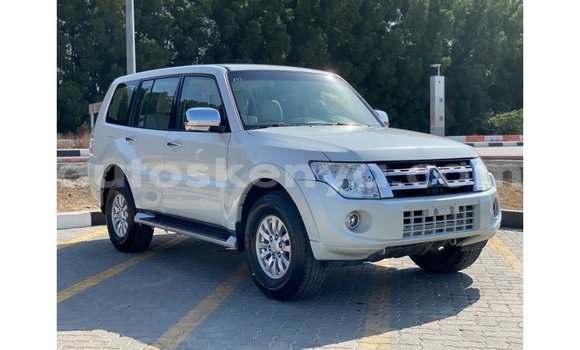 Imported Mitsubishi Pajero White Makiinaa iti Import - Dubai keessatti Central Kenya keessatti