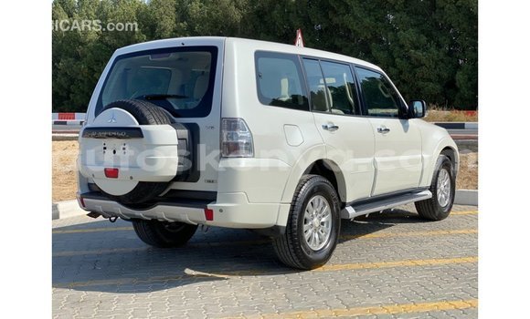 Imported Mitsubishi Pajero White Makiinaa iti Import - Dubai keessatti Central Kenya keessatti Imported Mitsubishi Pajero White Makiinaa iti Import - Dubai keessatti Central Kenya keessatti