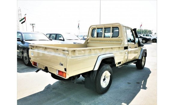 Imported Toyota Land Cruiser Beige Makiinaa iti Import - Dubai keessatti Central Kenya keessatti Imported Toyota Land Cruiser Beige Makiinaa iti Import - Dubai keessatti Central Kenya keessatti