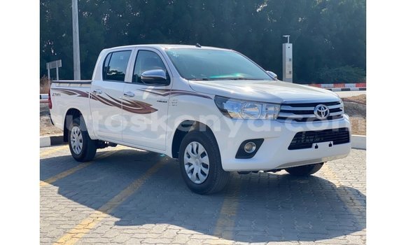 Nunua Imported Toyota Hilux Nyeupe Gari ndani ya Import - Dubai nchini Kati Kenya