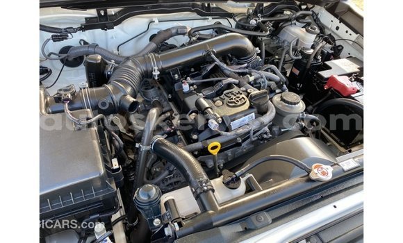 Nunua Imported Toyota Hilux Nyeupe Gari ndani ya Import - Dubai nchini Kati Kenya Nunua Imported Toyota Hilux Nyeupe Gari ndani ya Import - Dubai nchini Kati Kenya