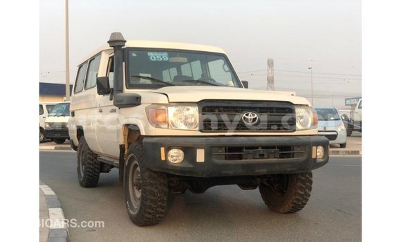 Nunua Imported Toyota Land Cruiser Nyeupe Gari ndani ya Import - Dubai nchini Kati Kenya Nunua Imported Toyota Land Cruiser Nyeupe Gari ndani ya Import - Dubai nchini Kati Kenya