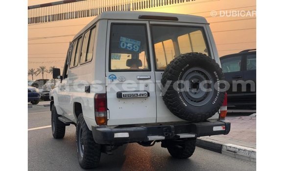 Nunua Imported Toyota Land Cruiser Nyeupe Gari ndani ya Import - Dubai nchini Kati Kenya Nunua Imported Toyota Land Cruiser Nyeupe Gari ndani ya Import - Dubai nchini Kati Kenya