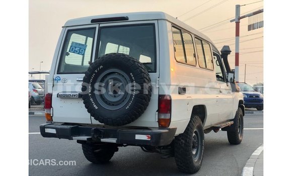Nunua Imported Toyota Land Cruiser Nyeupe Gari ndani ya Import - Dubai nchini Kati Kenya Nunua Imported Toyota Land Cruiser Nyeupe Gari ndani ya Import - Dubai nchini Kati Kenya