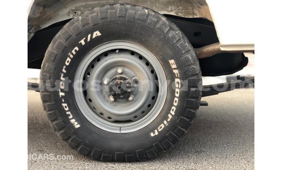 Nunua Imported Toyota Land Cruiser Nyeupe Gari ndani ya Import - Dubai nchini Kati Kenya Nunua Imported Toyota Land Cruiser Nyeupe Gari ndani ya Import - Dubai nchini Kati Kenya