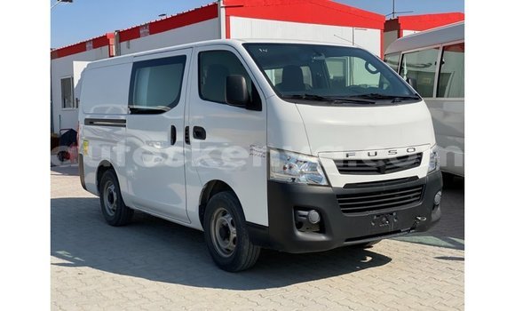 Imported Mitsubishi Fuso White Netiree iti Import - Dubai keessatti Central Kenya keessatti