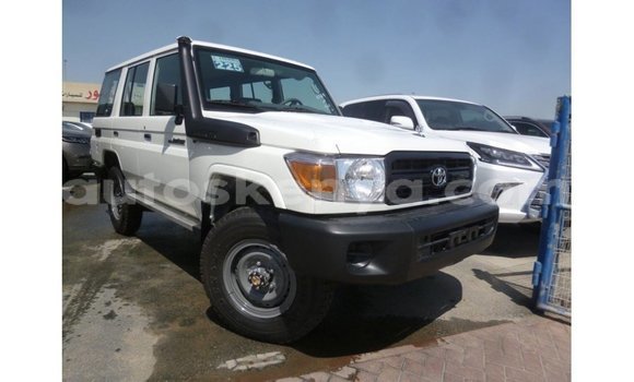 Imported Toyota Land Cruiser White Makiinaa iti Import - Dubai keessatti Central Kenya keessatti