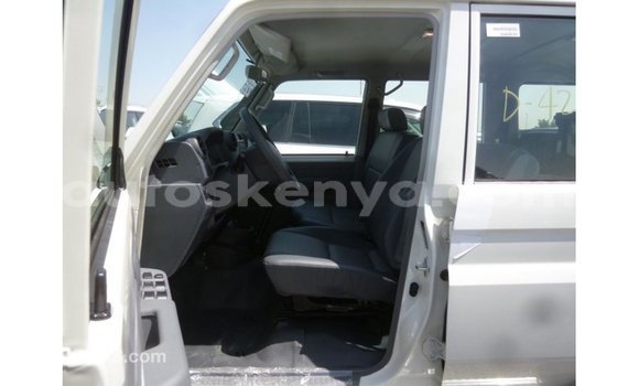 Nunua Imported Toyota Land Cruiser Nyeupe Gari ndani ya Import - Dubai nchini Kati Kenya Nunua Imported Toyota Land Cruiser Nyeupe Gari ndani ya Import - Dubai nchini Kati Kenya