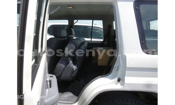 Nunua Imported Toyota Land Cruiser Nyeupe Gari ndani ya Import - Dubai nchini Kati Kenya Nunua Imported Toyota Land Cruiser Nyeupe Gari ndani ya Import - Dubai nchini Kati Kenya