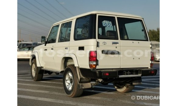 Imported Toyota Land Cruiser White Makiinaa iti Import - Dubai keessatti Central Kenya keessatti Imported Toyota Land Cruiser White Makiinaa iti Import - Dubai keessatti Central Kenya keessatti