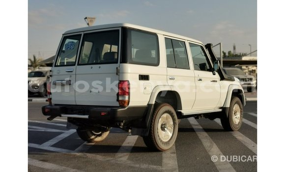 Imported Toyota Land Cruiser White Makiinaa iti Import - Dubai keessatti Central Kenya keessatti Imported Toyota Land Cruiser White Makiinaa iti Import - Dubai keessatti Central Kenya keessatti