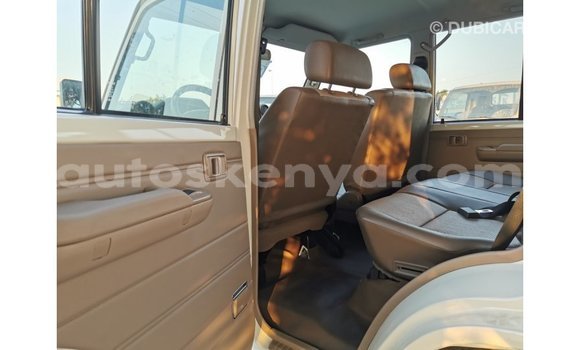 Imported Toyota Land Cruiser White Makiinaa iti Import - Dubai keessatti Central Kenya keessatti Imported Toyota Land Cruiser White Makiinaa iti Import - Dubai keessatti Central Kenya keessatti