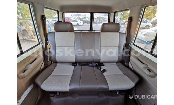 Imported Toyota Land Cruiser White Makiinaa iti Import - Dubai keessatti Central Kenya keessatti Imported Toyota Land Cruiser White Makiinaa iti Import - Dubai keessatti Central Kenya keessatti