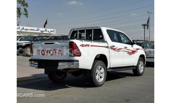 Imported Toyota Hilux White Makiinaa iti Import - Dubai keessatti Central Kenya keessatti Imported Toyota Hilux White Makiinaa iti Import - Dubai keessatti Central Kenya keessatti