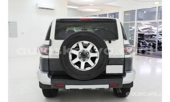 Nunua Imported Toyota FJ Cruiser Nyeupe Gari ndani ya Import - Dubai nchini Kati Kenya Nunua Imported Toyota FJ Cruiser Nyeupe Gari ndani ya Import - Dubai nchini Kati Kenya