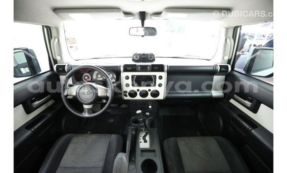 Nunua Imported Toyota FJ Cruiser Nyeupe Gari ndani ya Import - Dubai nchini Kati Kenya Nunua Imported Toyota FJ Cruiser Nyeupe Gari ndani ya Import - Dubai nchini Kati Kenya