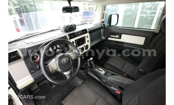 Nunua Imported Toyota FJ Cruiser Nyeupe Gari ndani ya Import - Dubai nchini Kati Kenya Nunua Imported Toyota FJ Cruiser Nyeupe Gari ndani ya Import - Dubai nchini Kati Kenya