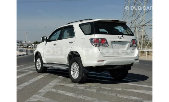 Nunua Imported Toyota Fortuner Nyeupe Gari ndani ya Import - Dubai nchini Kati Kenya Nunua Imported Toyota Fortuner Nyeupe Gari ndani ya Import - Dubai nchini Kati Kenya