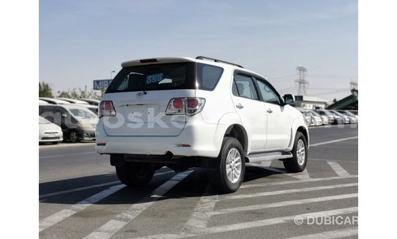 Nunua Imported Toyota Fortuner Nyeupe Gari ndani ya Import - Dubai nchini Kati Kenya Nunua Imported Toyota Fortuner Nyeupe Gari ndani ya Import - Dubai nchini Kati Kenya