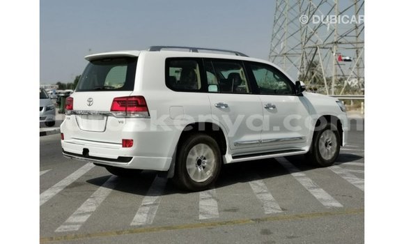 Buy Import Toyota Land Cruiser White Car in Import - Dubai in Central Kenya Buy Import Toyota Land Cruiser White Car in Import - Dubai in Central Kenya