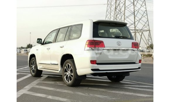 Nunua Imported Toyota Land Cruiser Nyeupe Gari ndani ya Import - Dubai nchini Kati Kenya Nunua Imported Toyota Land Cruiser Nyeupe Gari ndani ya Import - Dubai nchini Kati Kenya