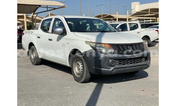 Imported Mitsubishi L200 White Makiinaa iti Import - Dubai keessatti Central Kenya keessatti