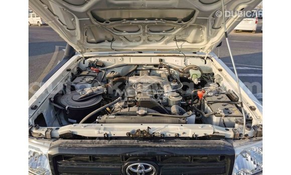 Nunua Imported Toyota Land Cruiser Nyeupe Gari ndani ya Import - Dubai nchini Kati Kenya Nunua Imported Toyota Land Cruiser Nyeupe Gari ndani ya Import - Dubai nchini Kati Kenya