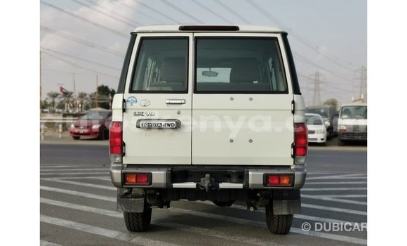 Nunua Imported Toyota Land Cruiser Nyeupe Gari ndani ya Import - Dubai nchini Kati Kenya Nunua Imported Toyota Land Cruiser Nyeupe Gari ndani ya Import - Dubai nchini Kati Kenya