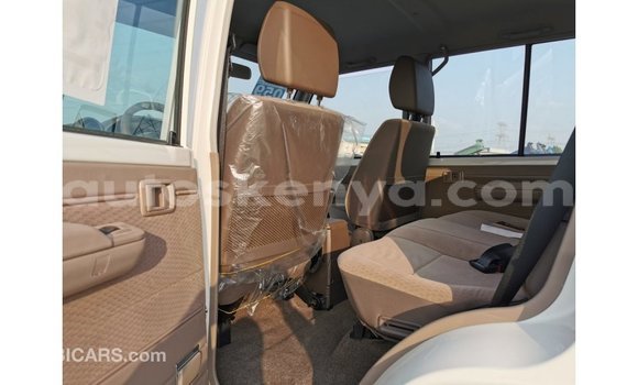 Nunua Imported Toyota Land Cruiser Nyeupe Gari ndani ya Import - Dubai nchini Kati Kenya Nunua Imported Toyota Land Cruiser Nyeupe Gari ndani ya Import - Dubai nchini Kati Kenya