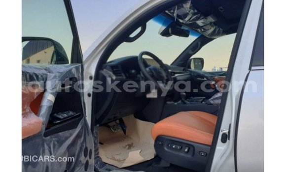 Imported Lexus LX White Makiinaa iti Import - Dubai keessatti Central Kenya keessatti Imported Lexus LX White Makiinaa iti Import - Dubai keessatti Central Kenya keessatti