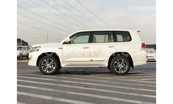 Buy Import Toyota Land Cruiser White Car in Import - Dubai in Central Kenya Buy Import Toyota Land Cruiser White Car in Import - Dubai in Central Kenya