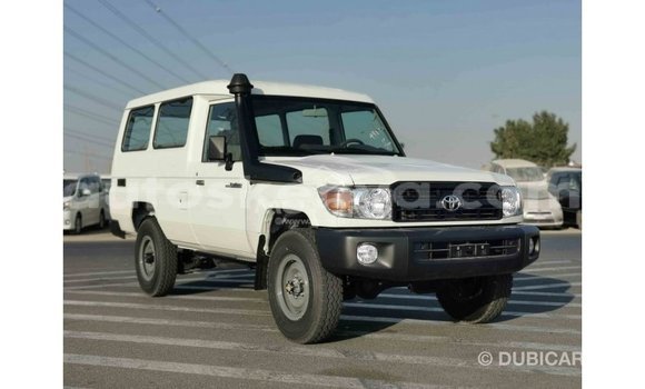 Nunua Imported Toyota Land Cruiser Nyeupe Gari ndani ya Import - Dubai nchini Kati Kenya Nunua Imported Toyota Land Cruiser Nyeupe Gari ndani ya Import - Dubai nchini Kati Kenya