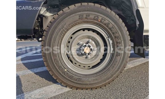 Nunua Imported Toyota Land Cruiser Nyeupe Gari ndani ya Import - Dubai nchini Kati Kenya Nunua Imported Toyota Land Cruiser Nyeupe Gari ndani ya Import - Dubai nchini Kati Kenya