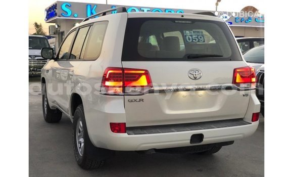 Buy Import Toyota Land Cruiser White Car in Import - Dubai in Central Kenya Buy Import Toyota Land Cruiser White Car in Import - Dubai in Central Kenya