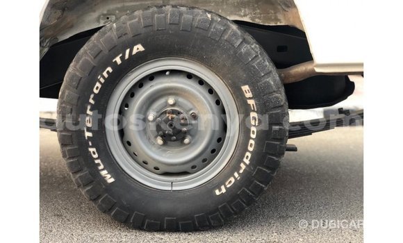 Nunua Imported Toyota Land Cruiser Nyeupe Gari ndani ya Import - Dubai nchini Kati Kenya Nunua Imported Toyota Land Cruiser Nyeupe Gari ndani ya Import - Dubai nchini Kati Kenya