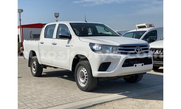 Nunua Imported Toyota Hilux Nyeupe Gari ndani ya Import - Dubai nchini Kati Kenya